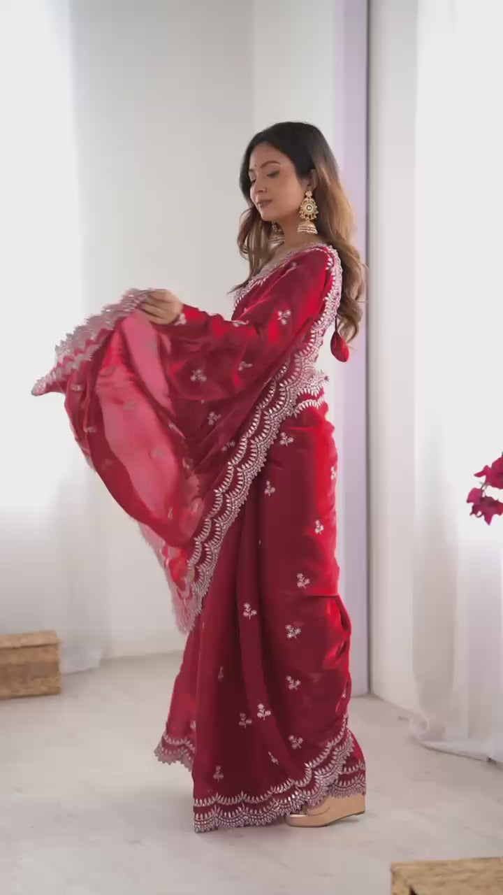Women Embellished Saree with Scalloped Border
